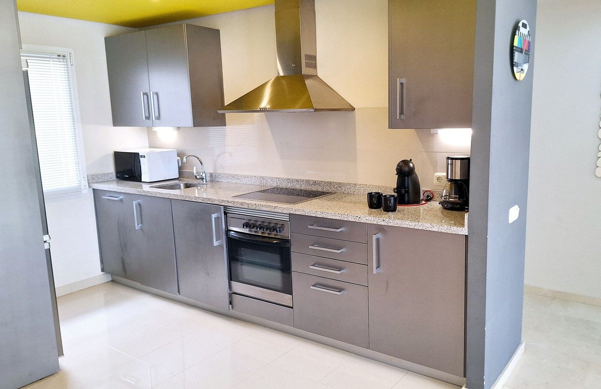 2 Bed Middle Floor Apartment in Estepona