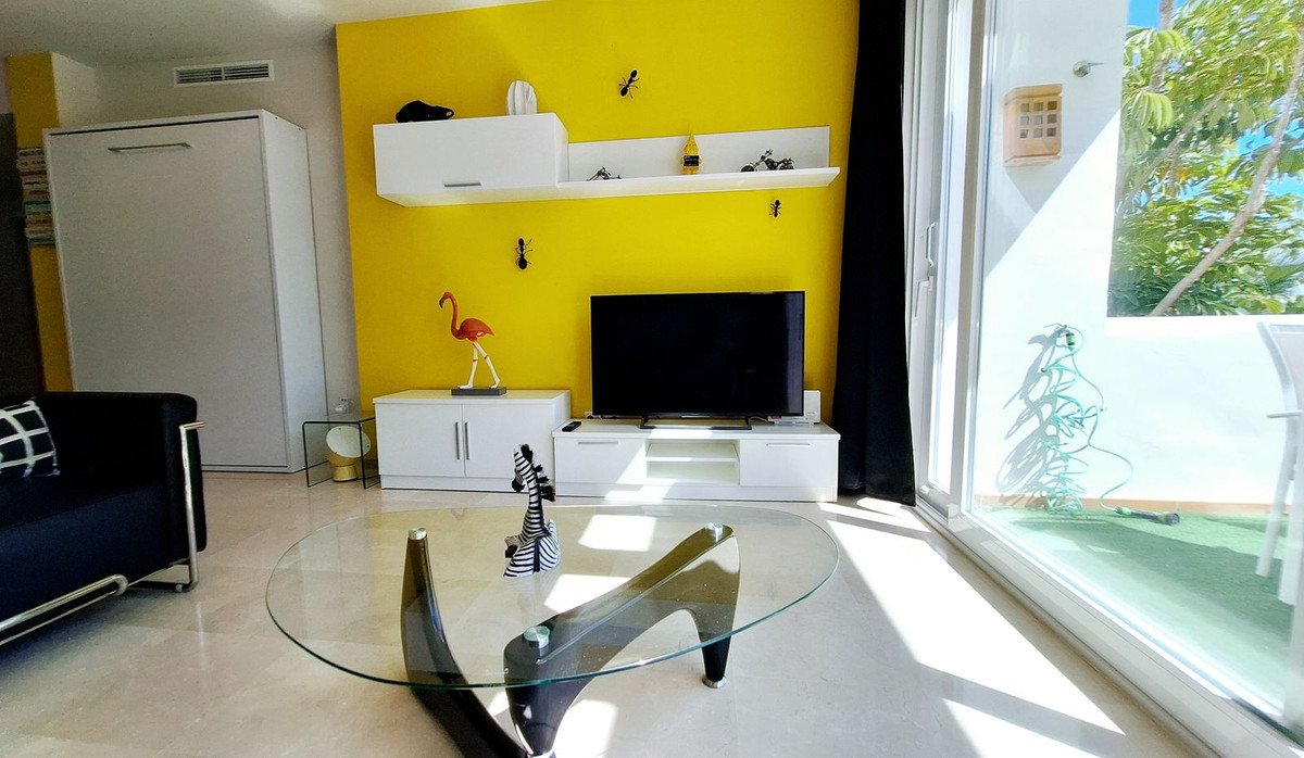 2 Bed Middle Floor Apartment in Estepona