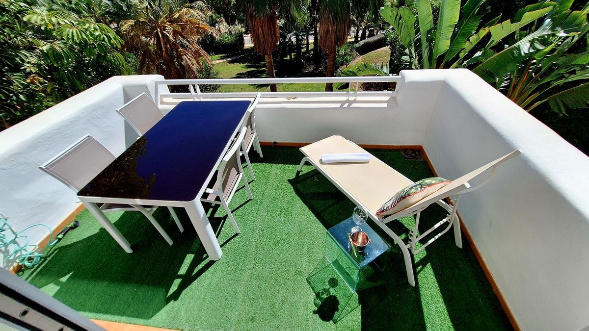 2 Bed Middle Floor Apartment in Estepona