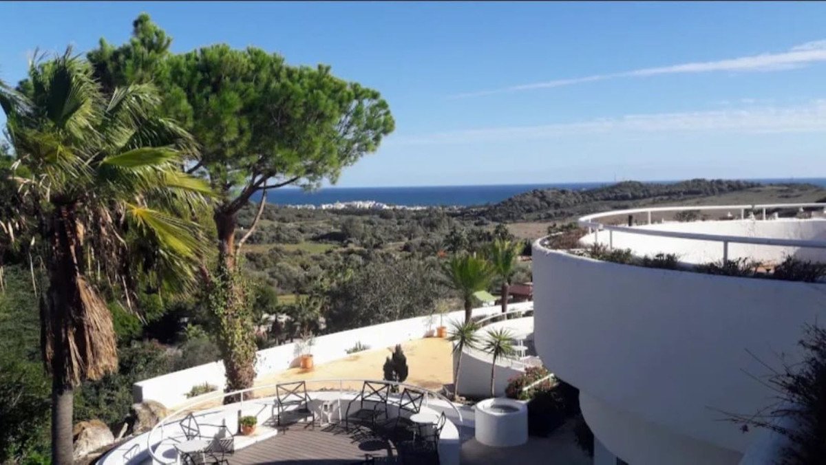 2 Bed Middle Floor Apartment in Estepona