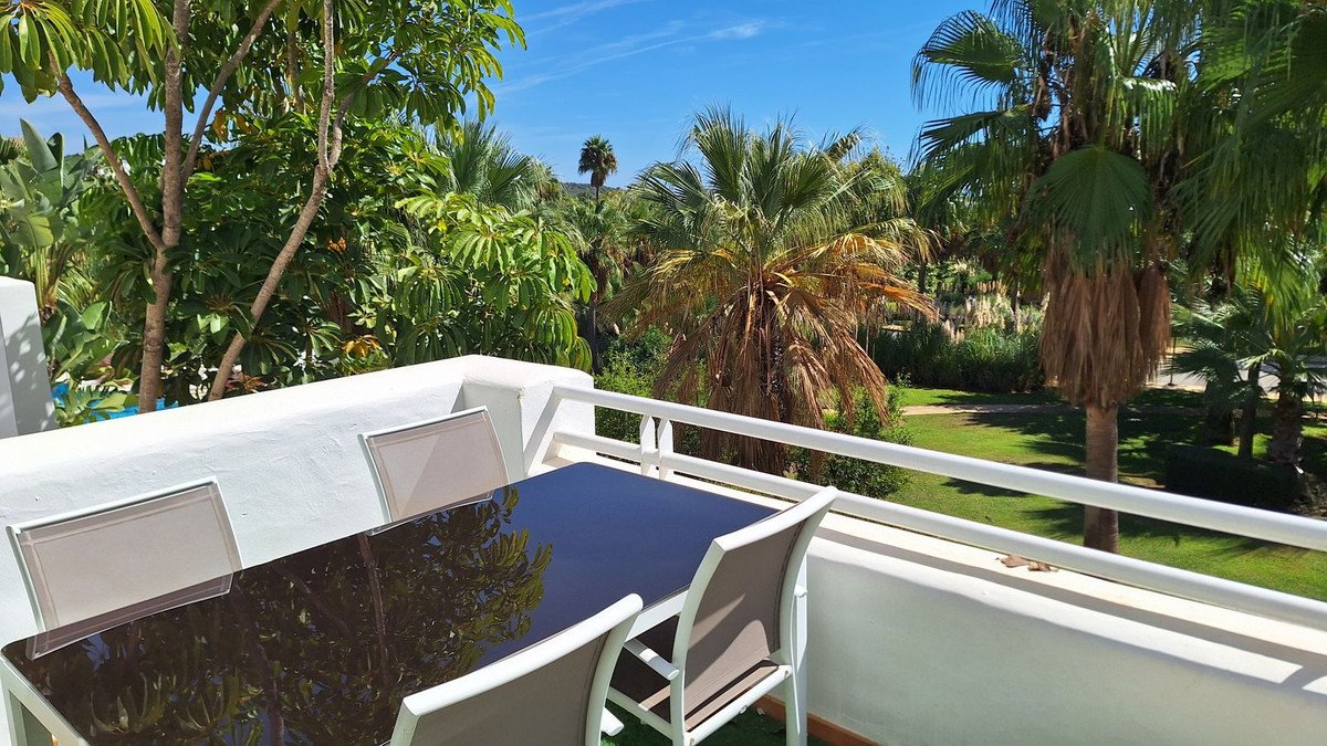 2 Bed Middle Floor Apartment in Estepona
