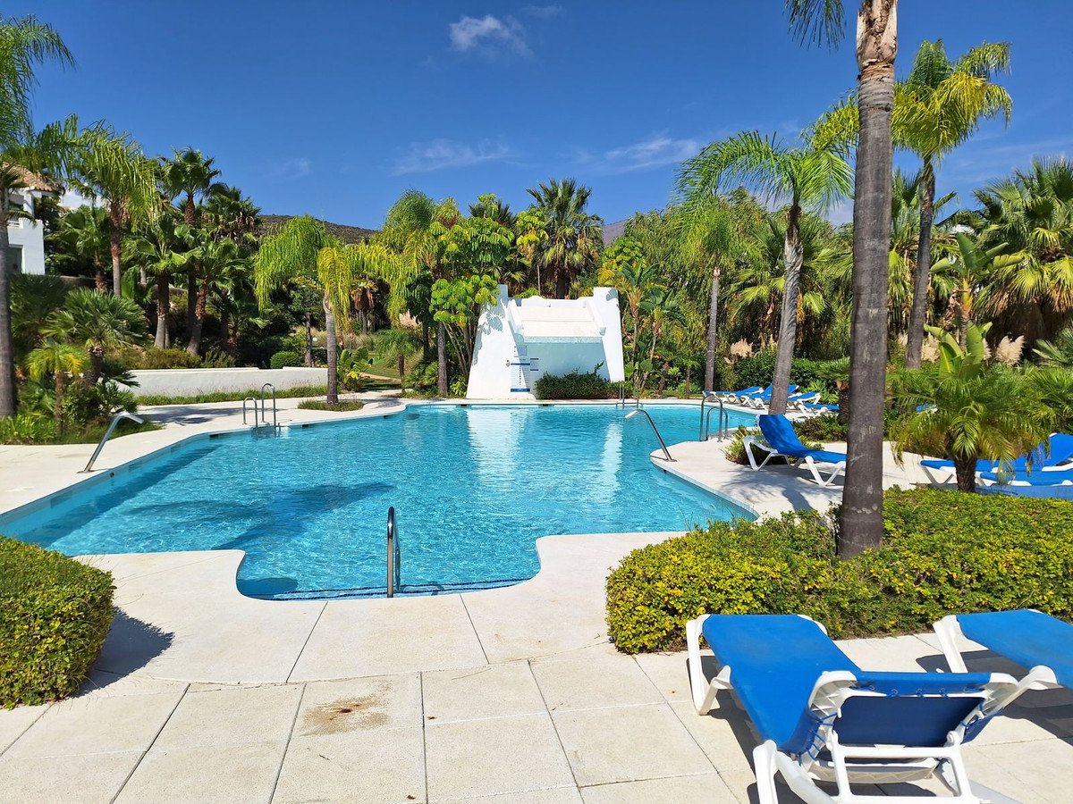 2 Bed Middle Floor Apartment in Estepona