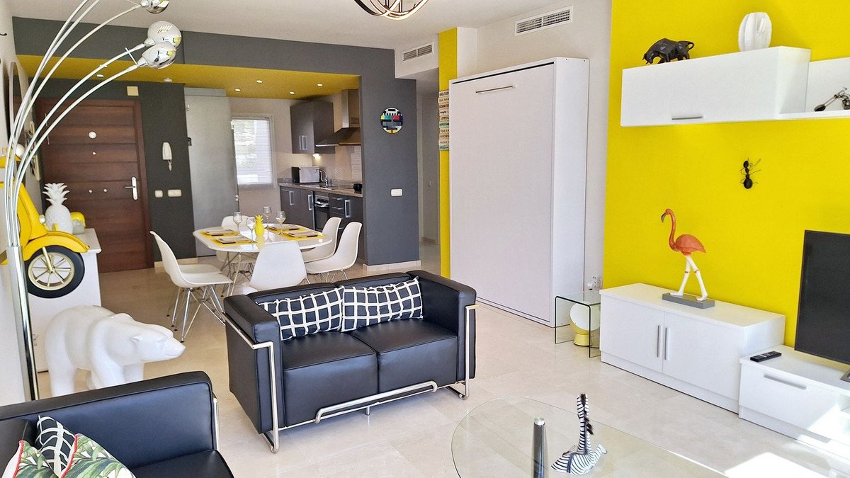 2 Bed Middle Floor Apartment in Estepona
