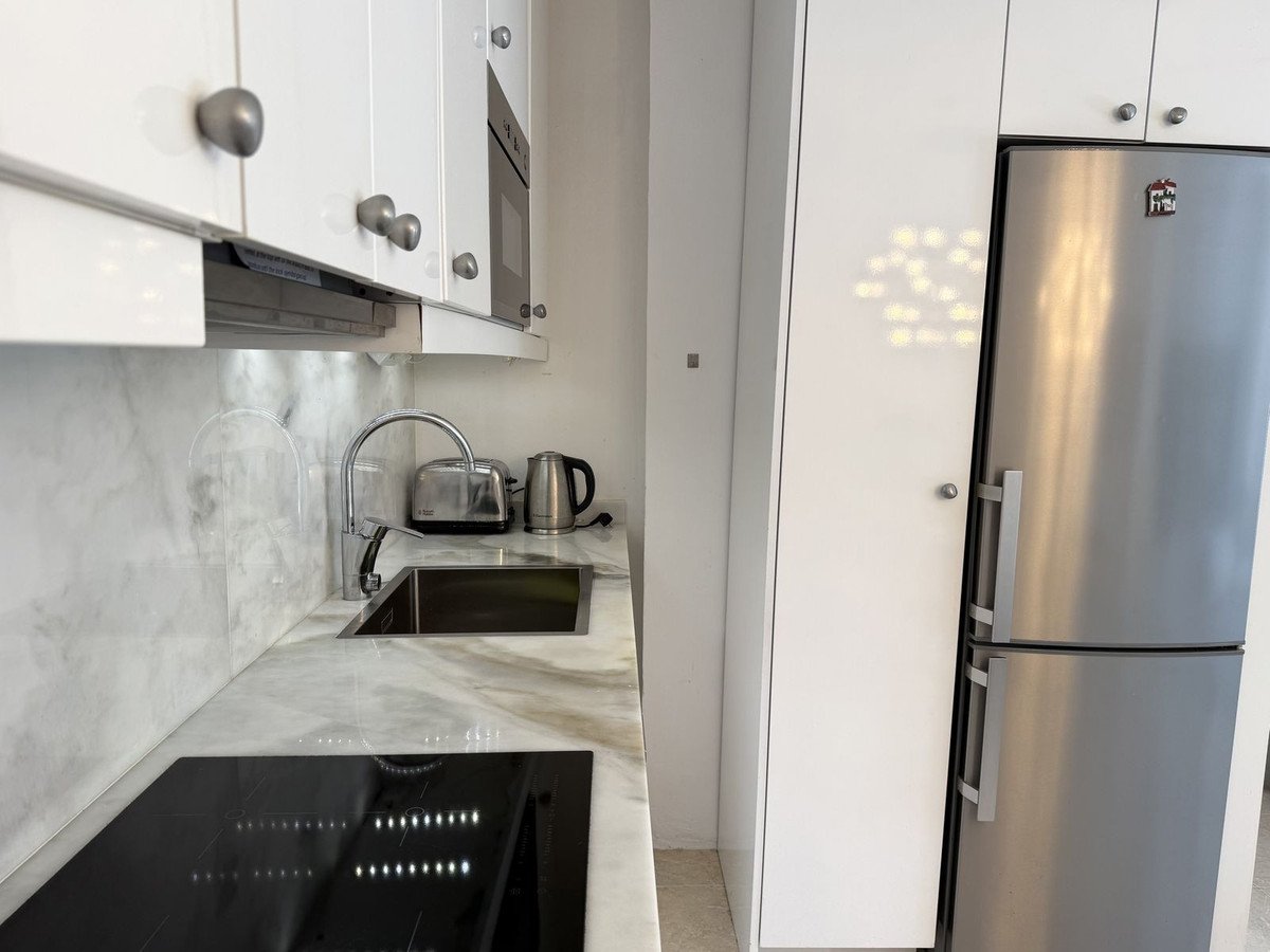 1 Bed Middle Floor Apartment in The Golden Mile