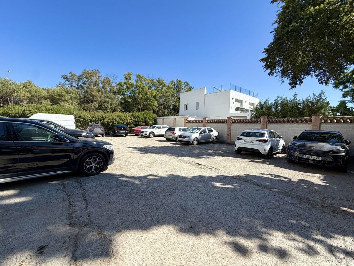 1 Bed Middle Floor Apartment in The Golden Mile