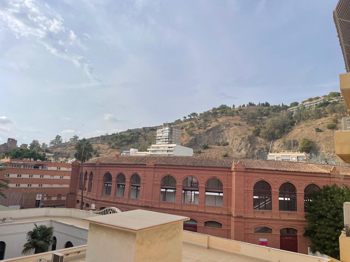 4 Bed Middle Floor Apartment in Málaga
