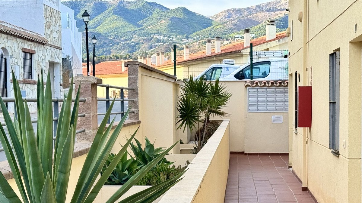 2 Bed Middle Floor Apartment in Fuengirola