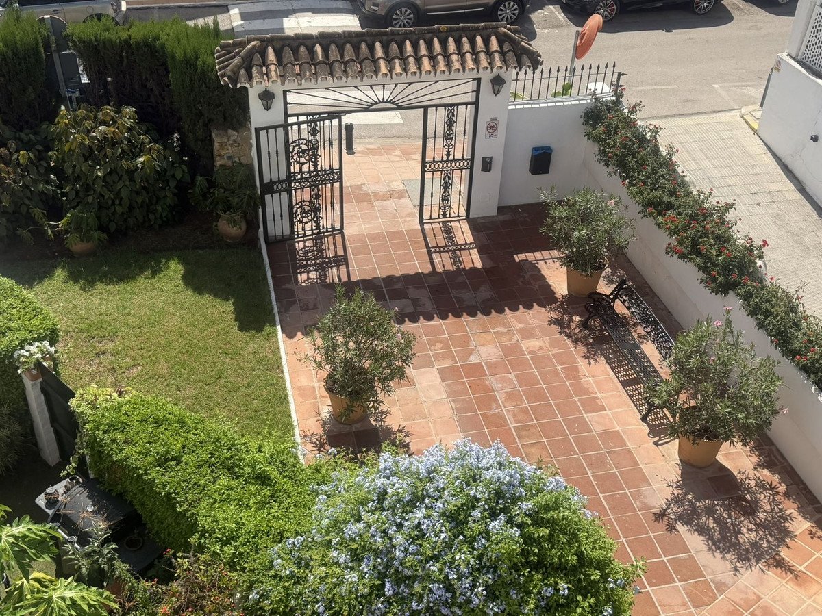 2 Bed Top Floor Apartment in El Paraiso