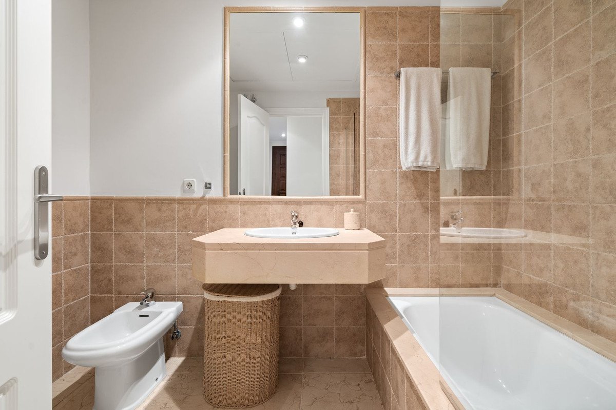 2 Bed Middle Floor Apartment in Benahavís