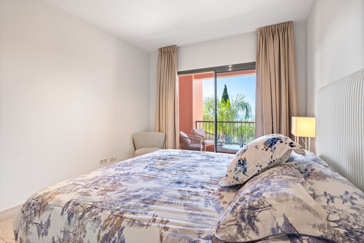 2 Bed Middle Floor Apartment in Benahavís