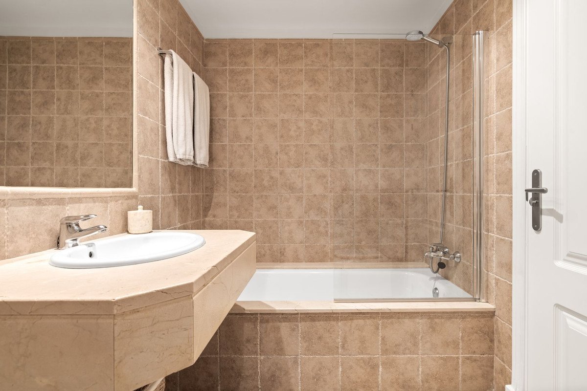 2 Bed Middle Floor Apartment in Benahavís