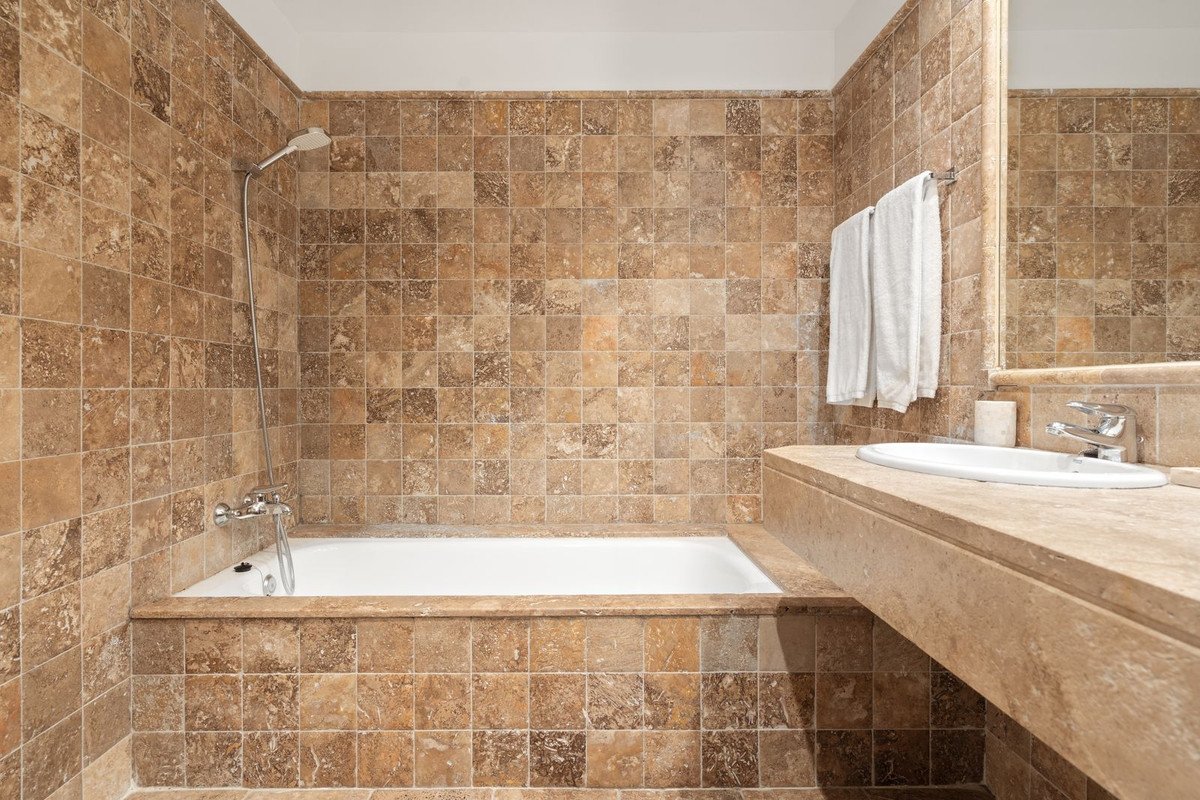 2 Bed Middle Floor Apartment in Benahavís