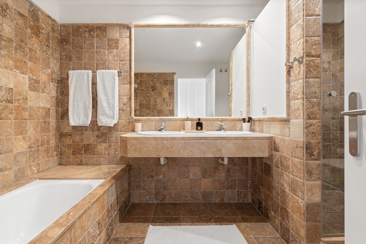 2 Bed Middle Floor Apartment in Benahavís