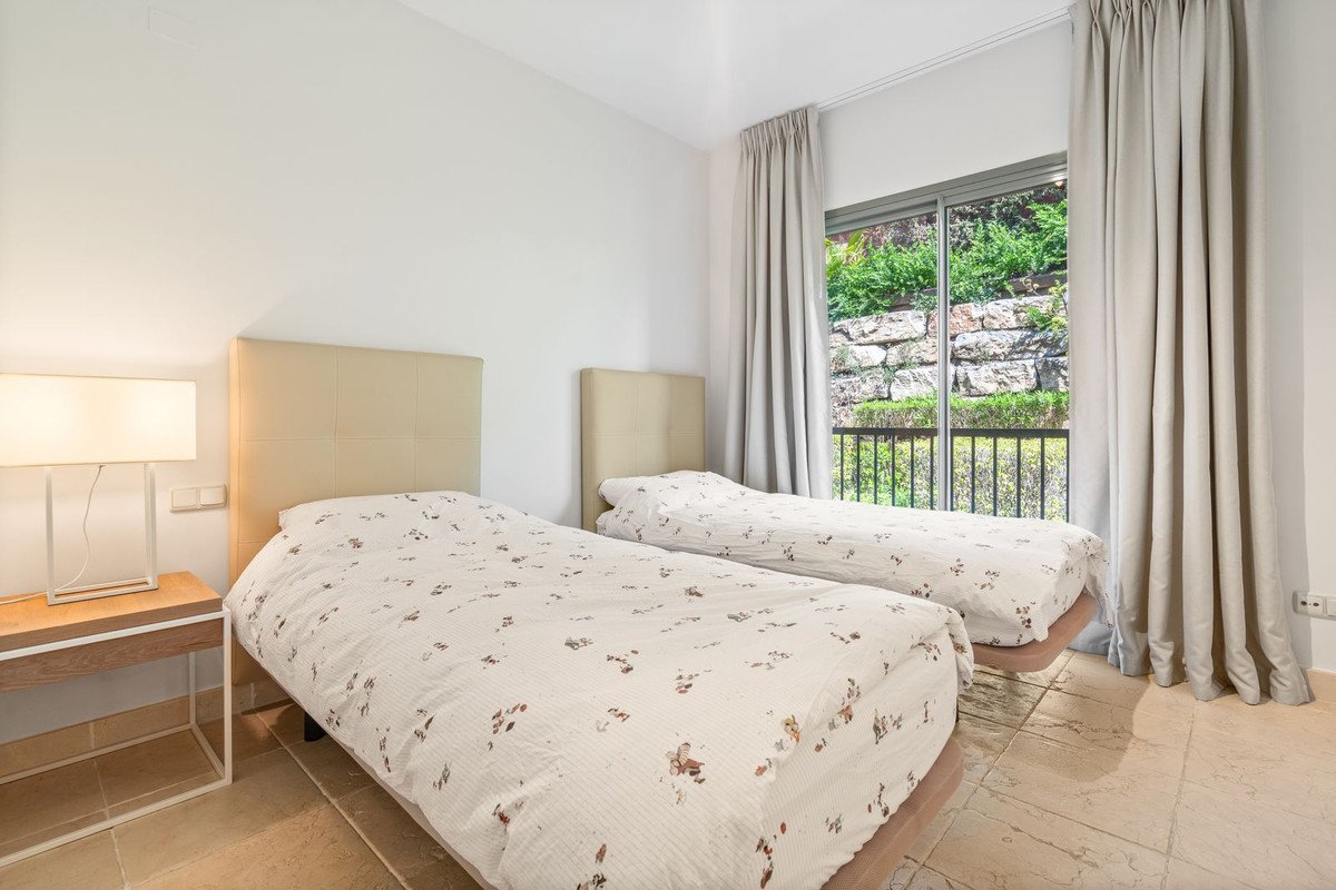 2 Bed Middle Floor Apartment in Benahavís