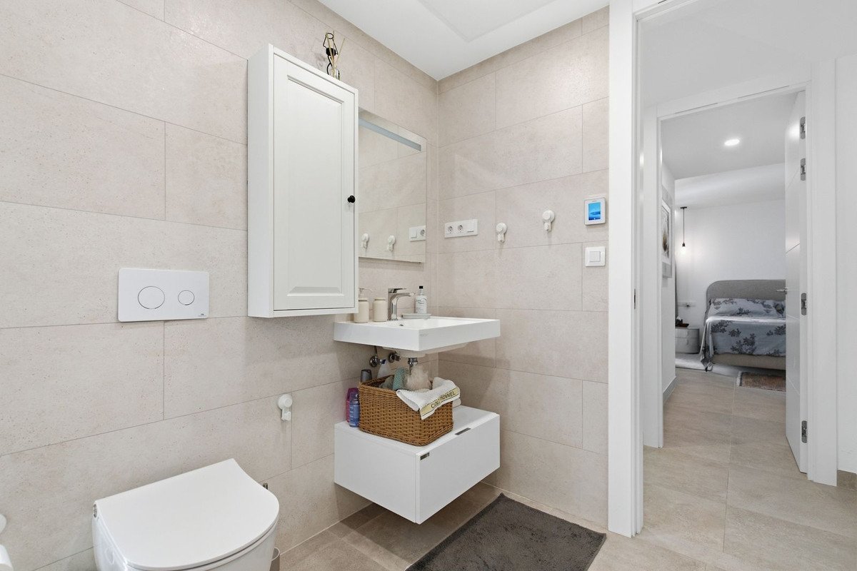 2 Bed Middle Floor Apartment in Fuengirola