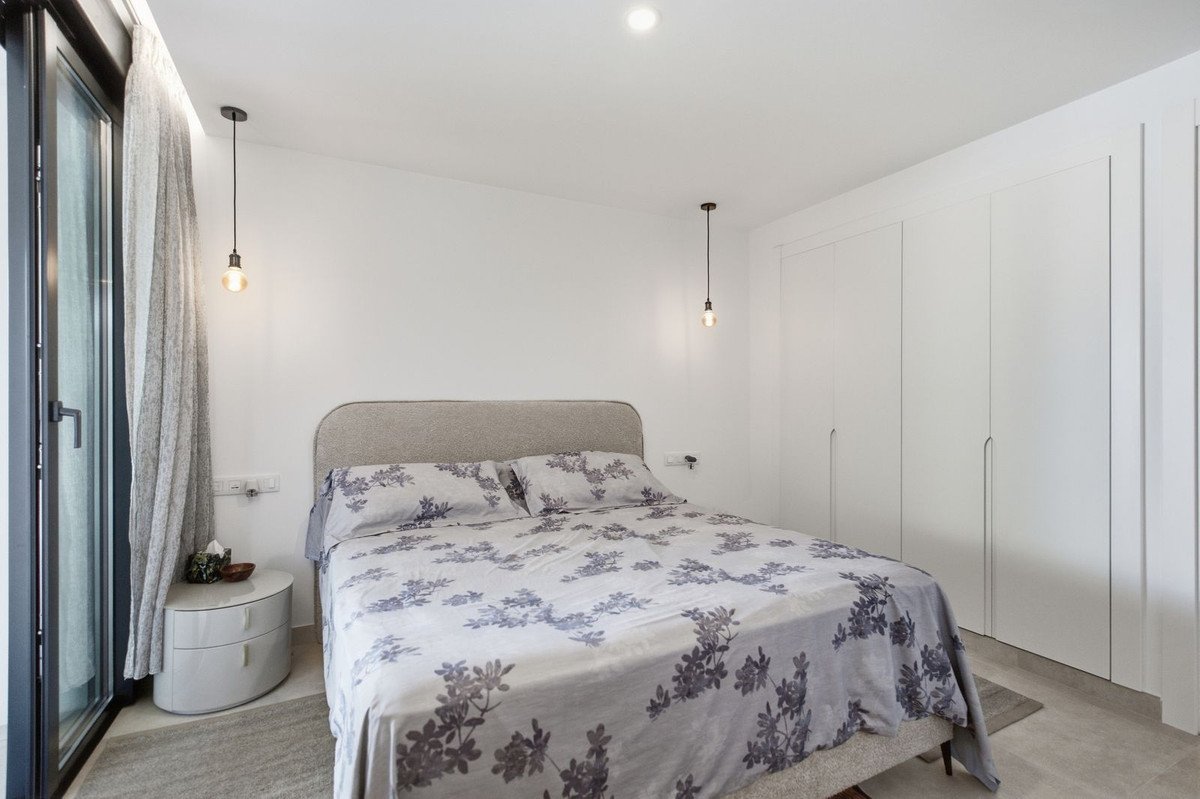2 Bed Middle Floor Apartment in Fuengirola