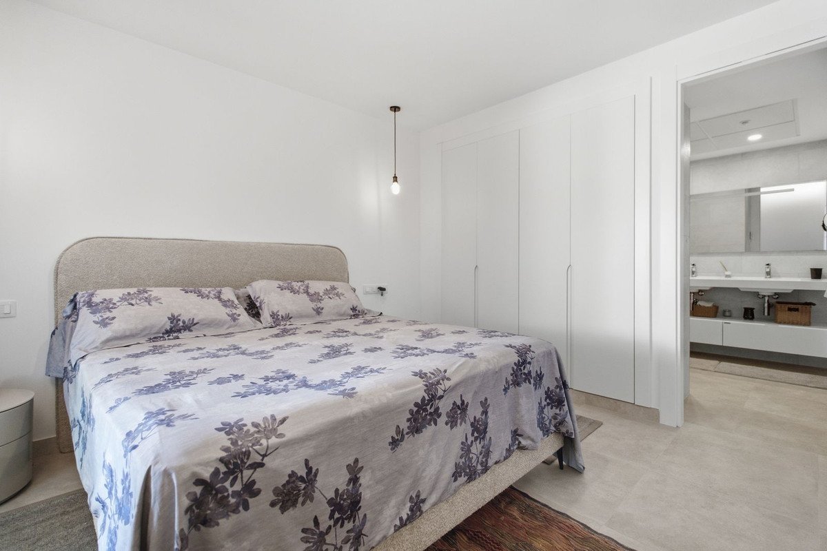 2 Bed Middle Floor Apartment in Fuengirola