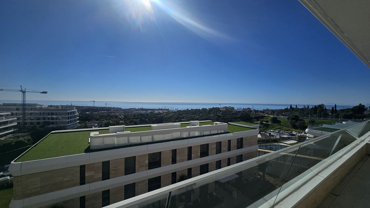 2 Bed Middle Floor Apartment in Estepona