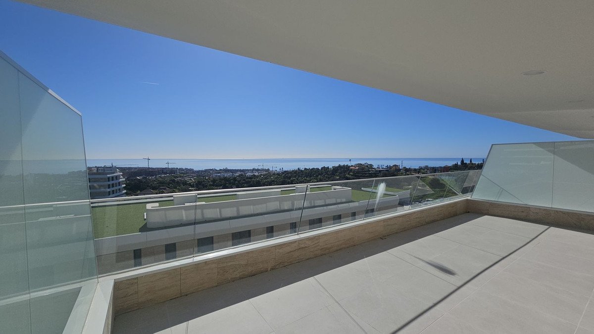 2 Bed Middle Floor Apartment in Estepona