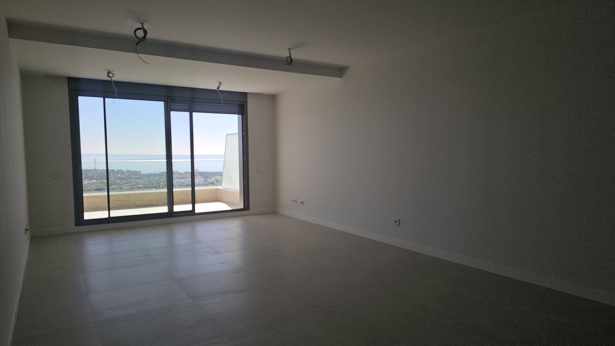 2 Bed Middle Floor Apartment in Estepona