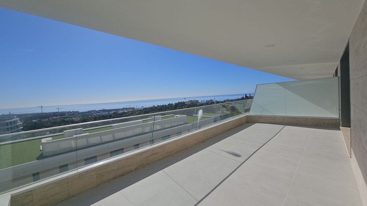 2 Bed Middle Floor Apartment in Estepona