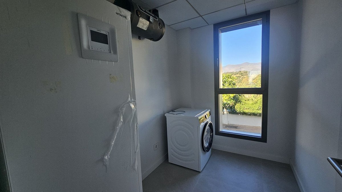 2 Bed Middle Floor Apartment in Estepona
