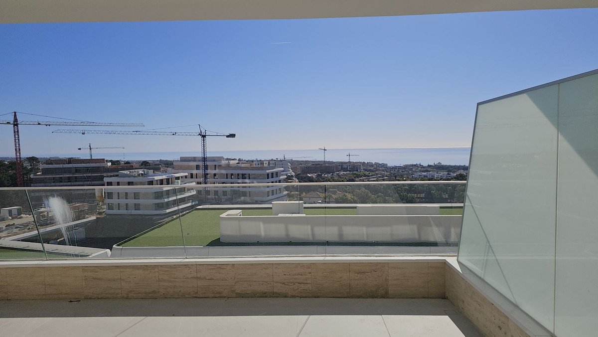 2 Bed Middle Floor Apartment in Estepona