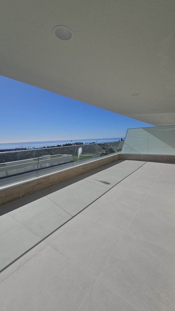 2 Bed Middle Floor Apartment in Estepona