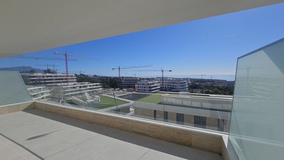 2 Bed Middle Floor Apartment in Estepona