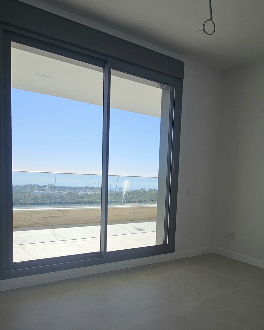 2 Bed Middle Floor Apartment in Estepona