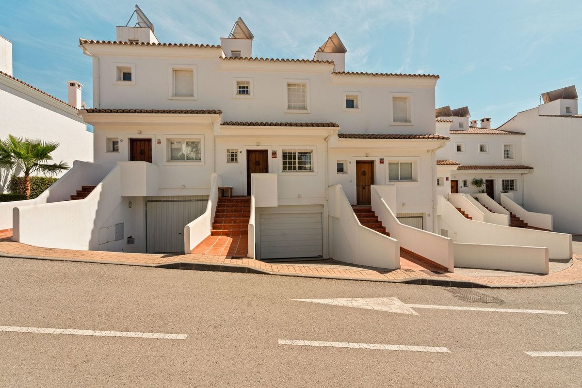 3 Bed Townhouse in El Paraiso