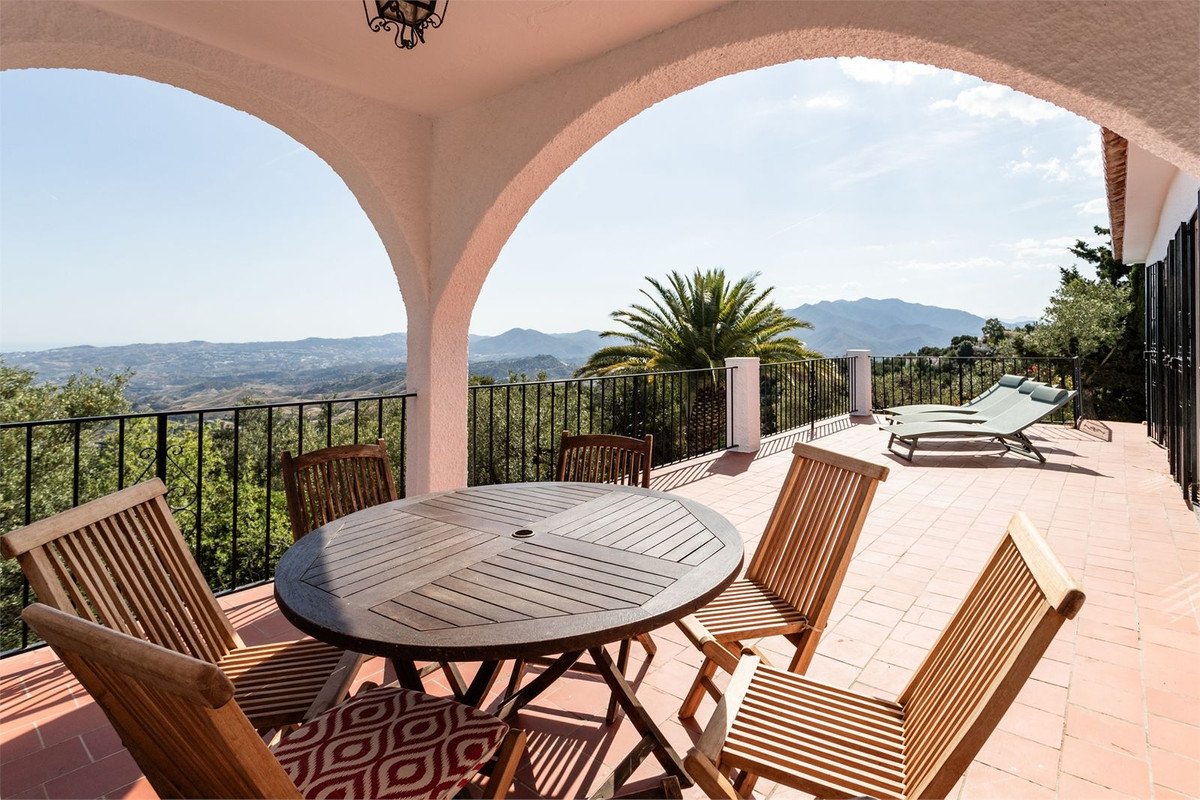 4 Bed Detached Villa in Valtocado