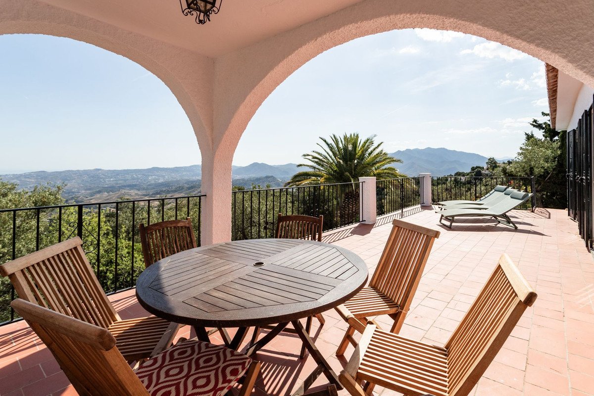 4 Bed Detached Villa in Valtocado