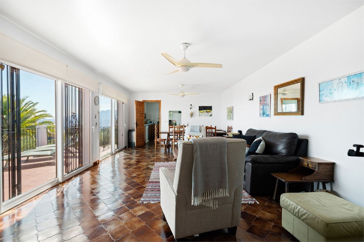 4 Bed Detached Villa in Valtocado