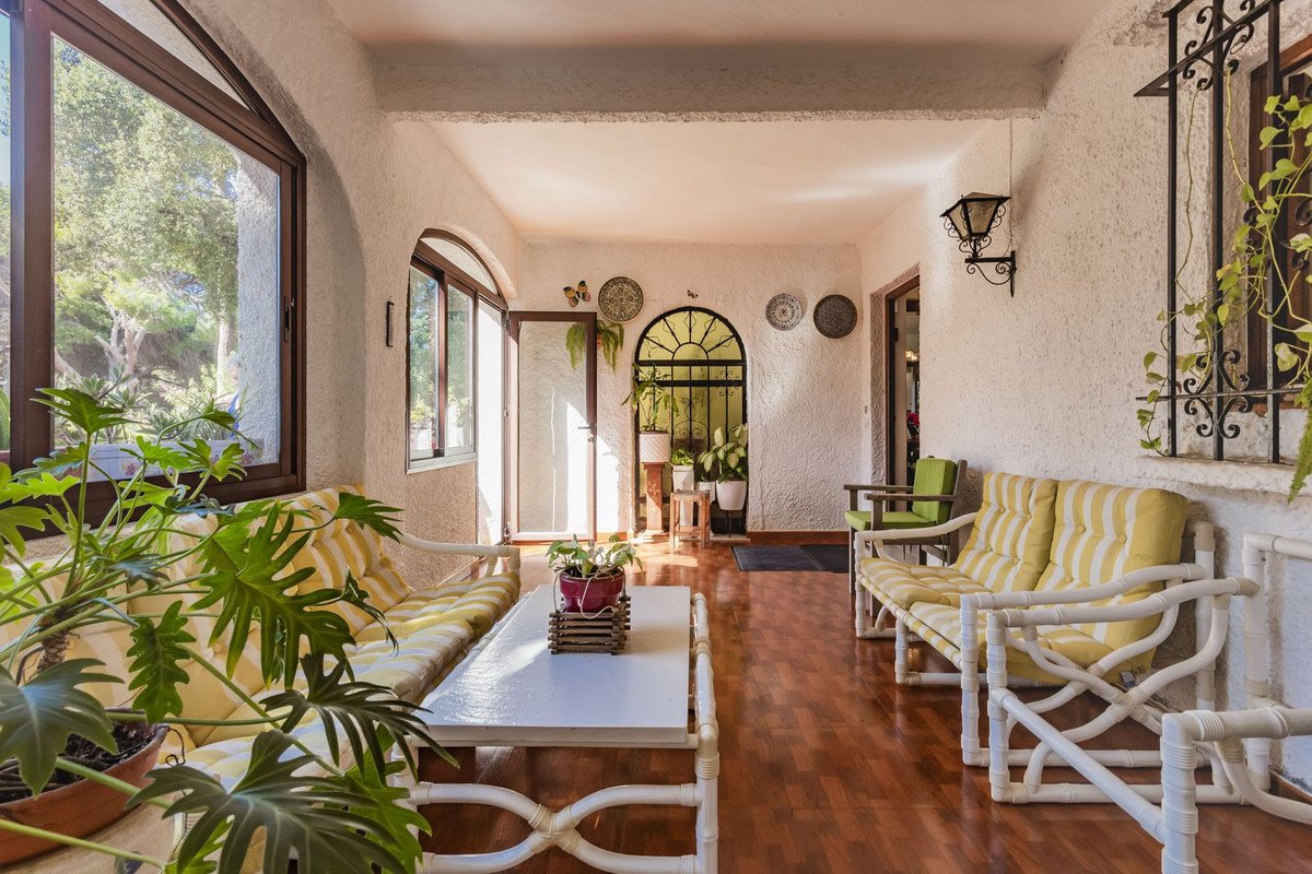 6 Bed Detached Villa in Elviria