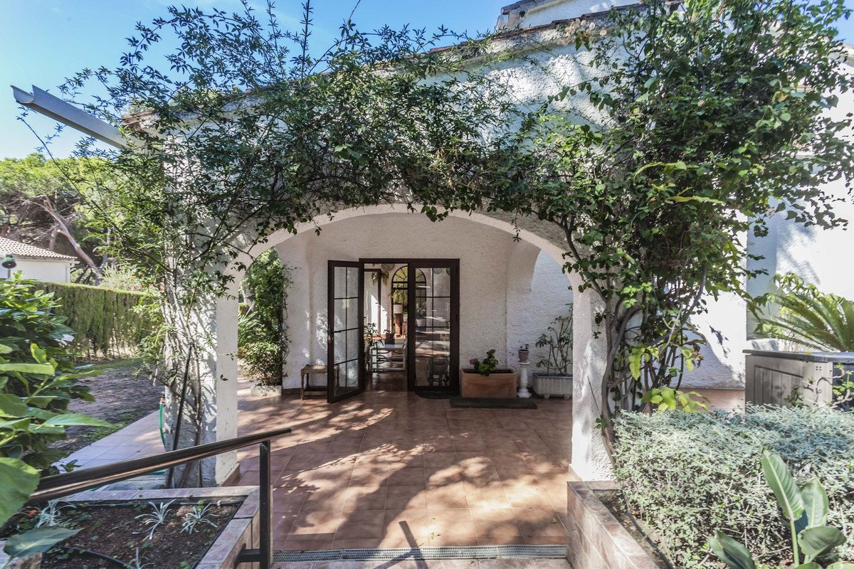 6 Bed Detached Villa in Elviria