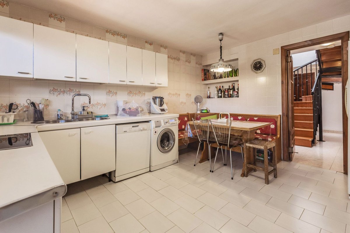 6 Bed Detached Villa in Elviria
