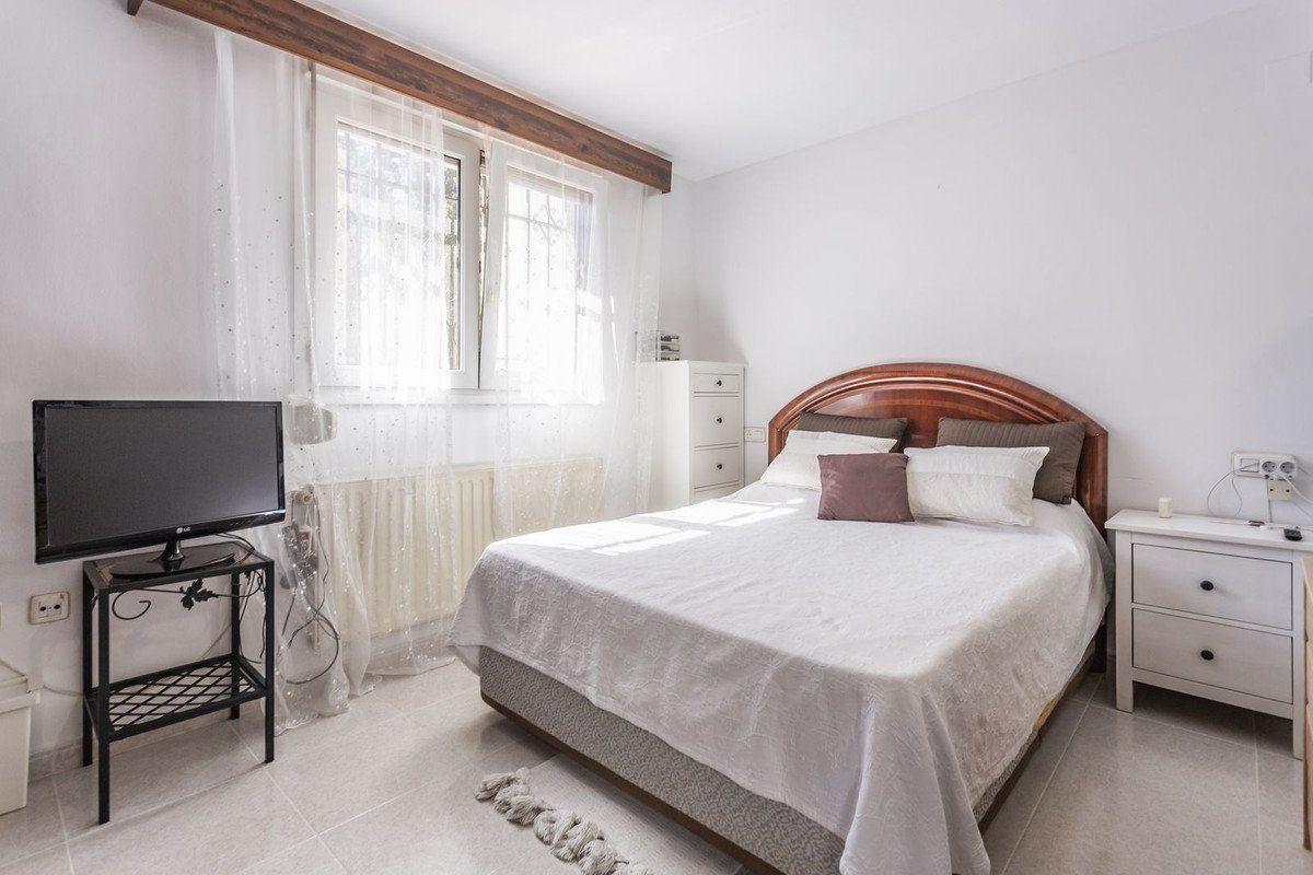 6 Bed Detached Villa in Elviria