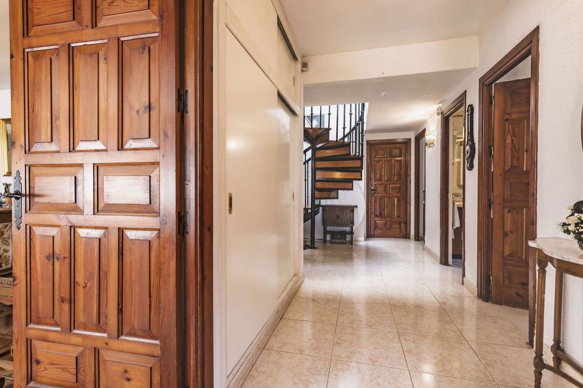 6 Bed Detached Villa in Elviria