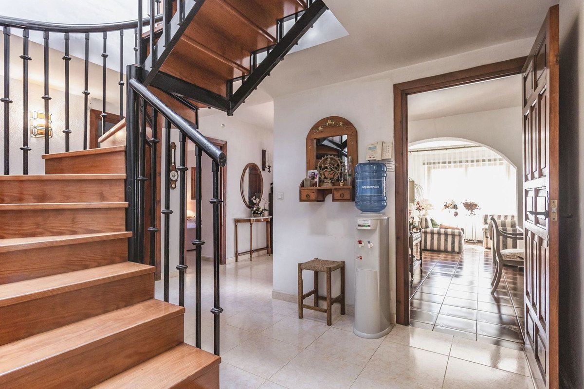 6 Bed Detached Villa in Elviria