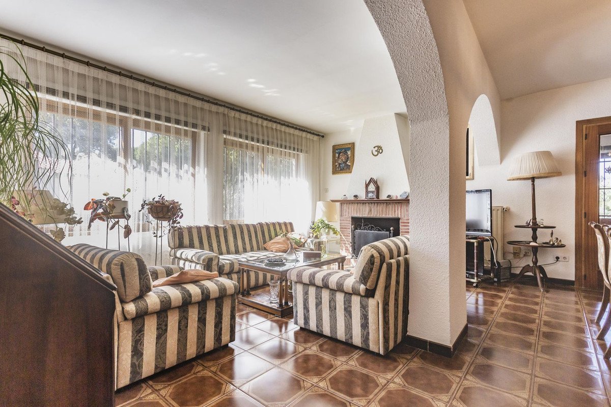 6 Bed Detached Villa in Elviria