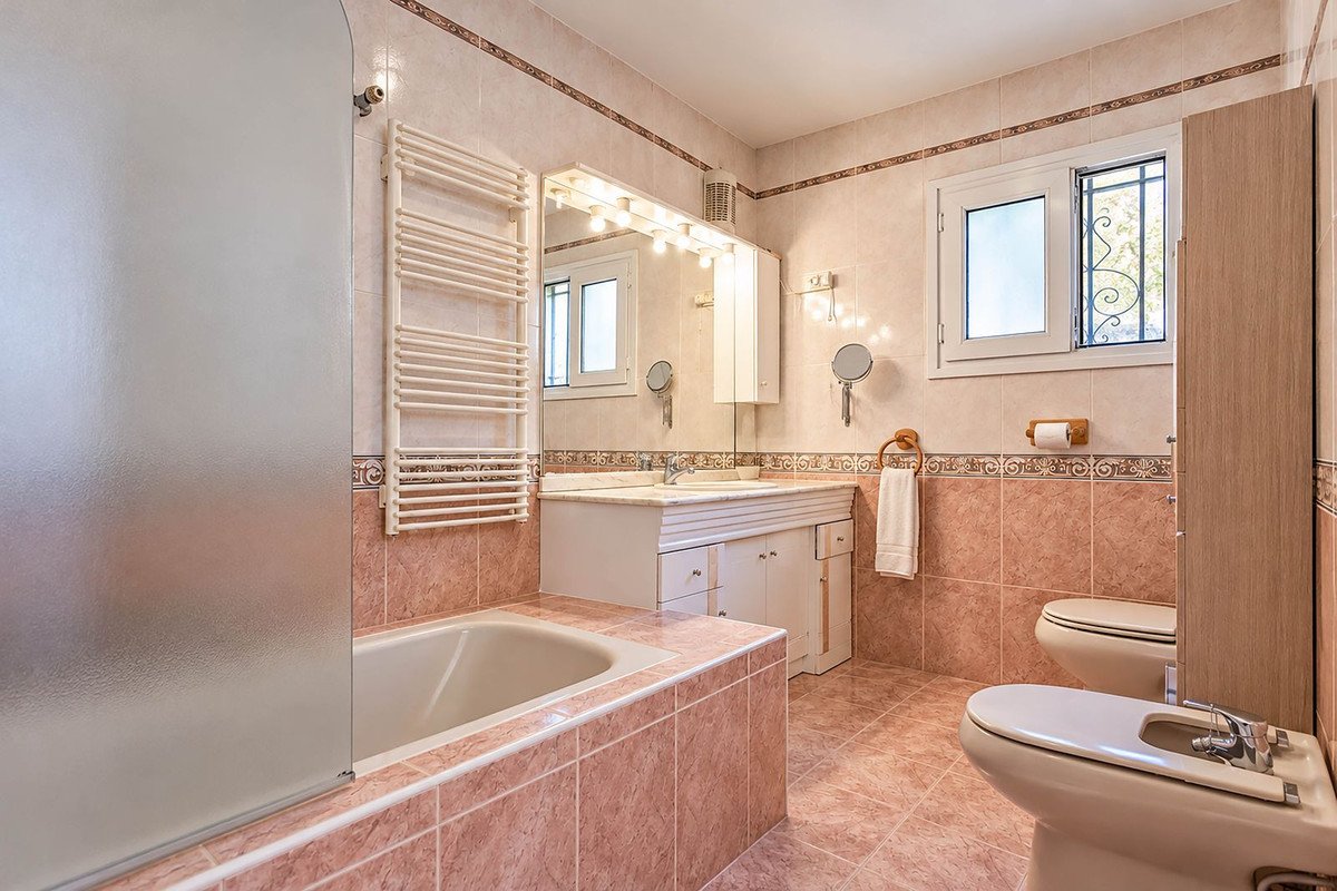 6 Bed Detached Villa in Elviria