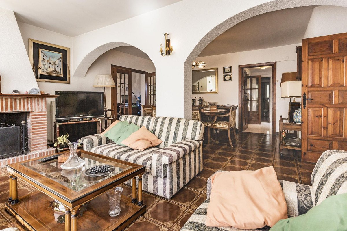 6 Bed Detached Villa in Elviria