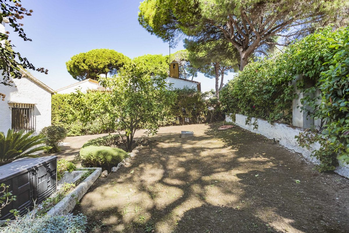 6 Bed Detached Villa in Elviria