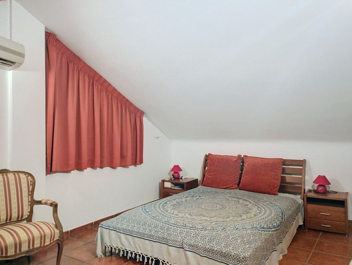 5 Bed Semi-Detached House in Sierrezuela