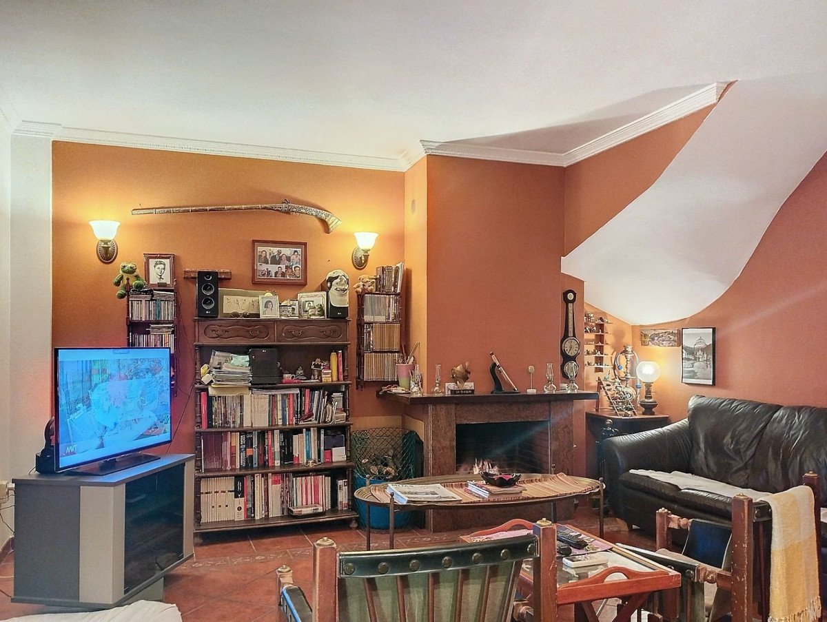 5 Bed Semi-Detached House in Sierrezuela