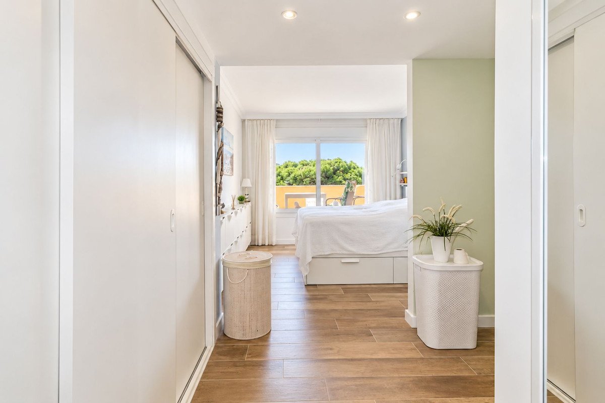 2 Bed Middle Floor Apartment in Cabopino