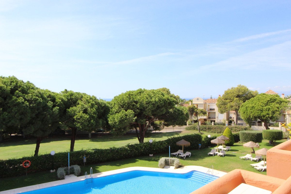 2 Bed Middle Floor Apartment in Cabopino