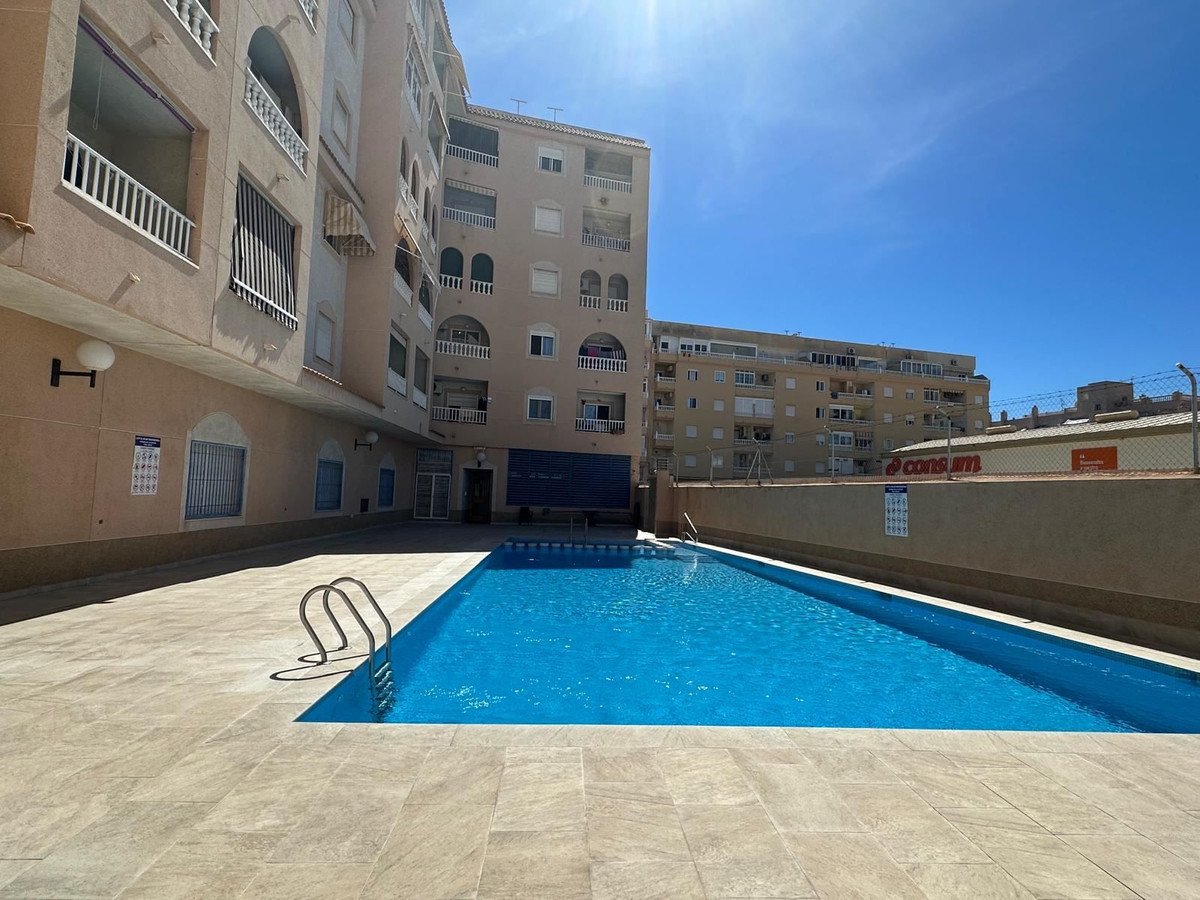 2 Bed Middle Floor Apartment in Torrevieja
