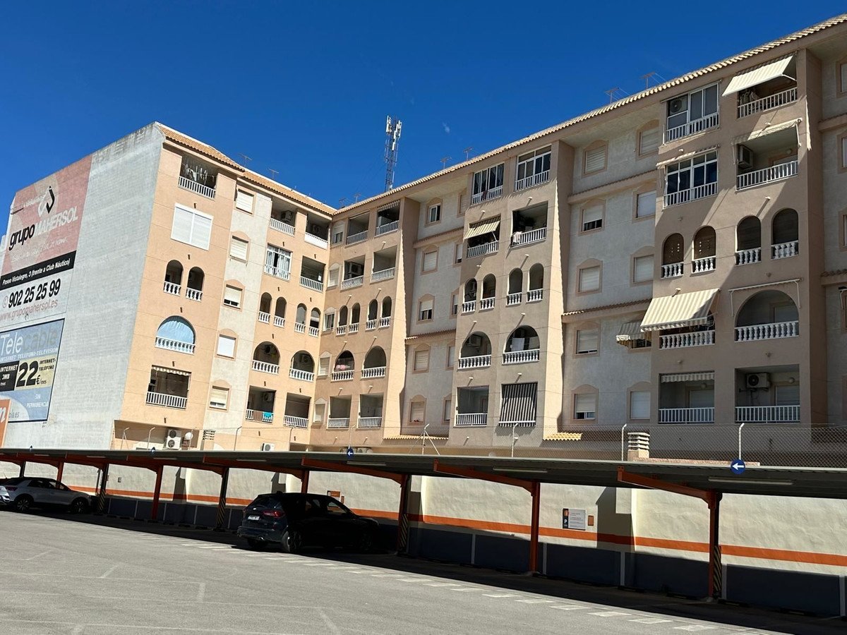 2 Bed Middle Floor Apartment in Torrevieja